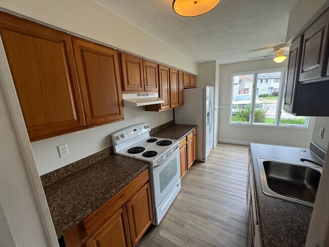 Foto del edificio - Beautiful townhome convenient to schools, ...