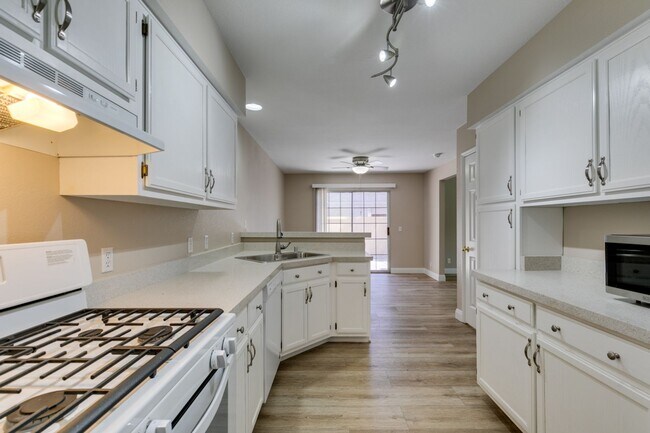 Foto del edificio - Stylish 2-Bedroom Townhome in Green Valley with Modern Upgrades & Prime Location!