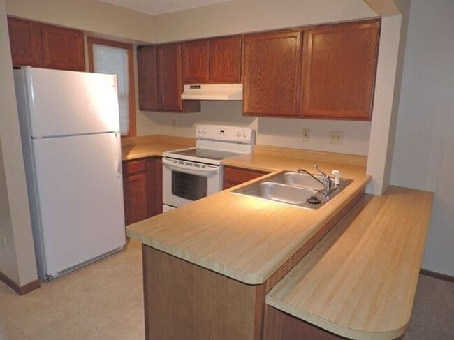 Building Photo - $1,100 | 2 Bedroom, 1 Bathroom Condo | CAT...