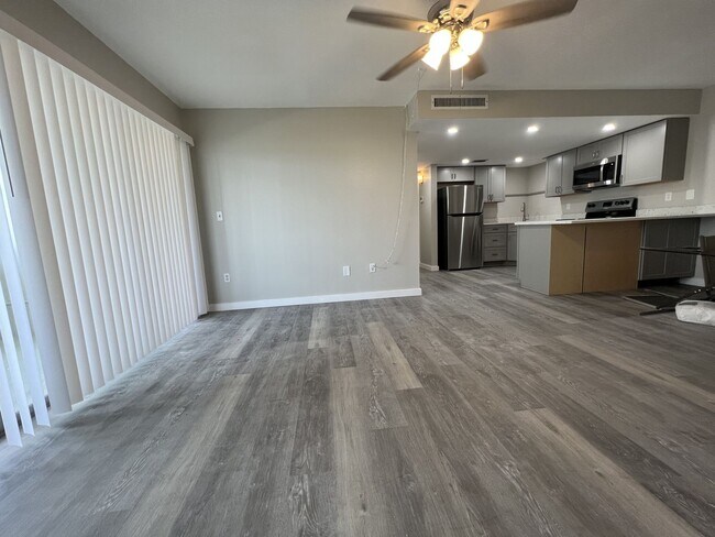Foto del edificio - Annual** 55+ Years Old Required ** Recently Renovated ** 1 Bedroom / 1 Bath - Cambridge House - $...