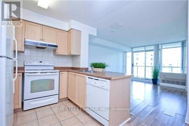 Photo du bâtiment - 5500-5500 Yonge St