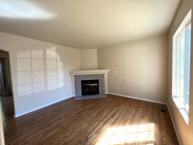 Building Photo - Stylish & Sunny Condo with Open Layout, an...