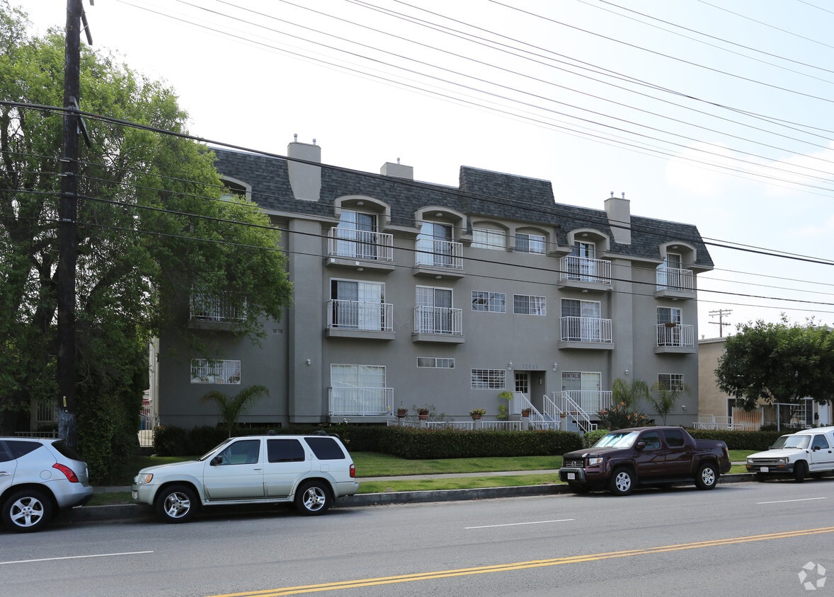 Building Photo - 12048 Culver Blvd