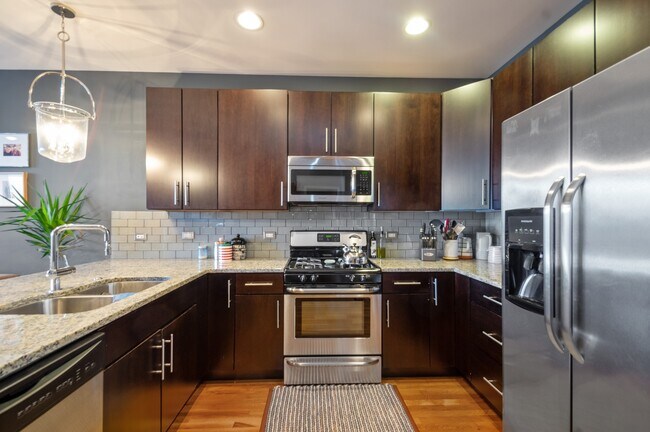 Foto del edificio - 1832 W Irving Park Rd