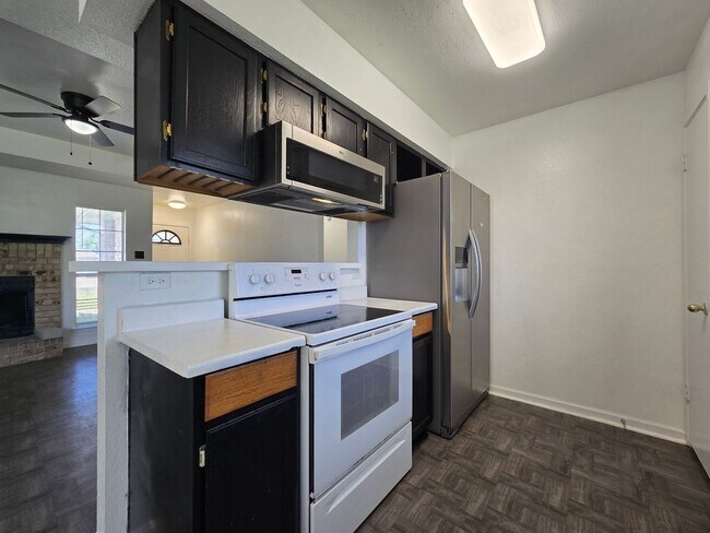 Foto del edificio - PRICE REDUCTION - AVAILABLE NOW!