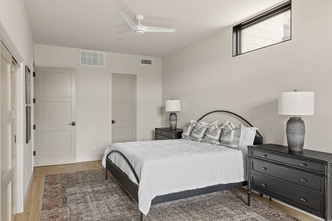 Foto del edificio - 1325 N Dewey Ave