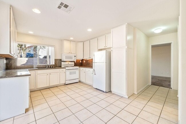 Foto del edificio - Spacious 4BR Home with Main-Level Primary Suite & No HOA!