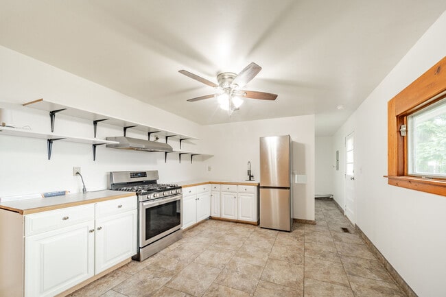 Building Photo - 3631 Decamp Dr