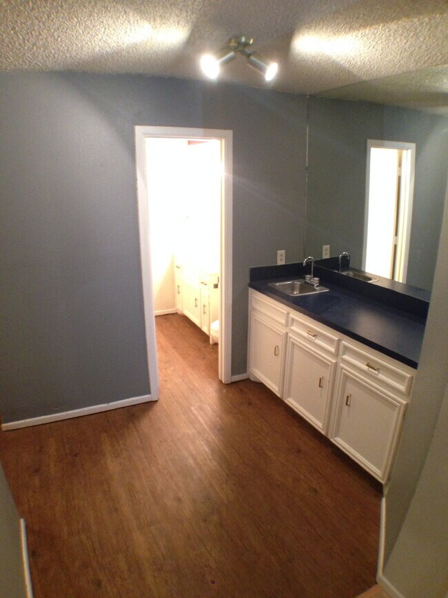 Foto del edificio - Two Story Condo In Whisperwood Located Near Loop 289 & Minutes From Tech & LCU Campus!