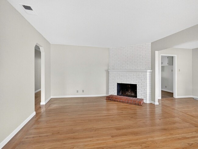 Foto del edificio - Single level home, convenient, charming neighborhood