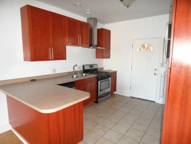 Building Photo - 1527 W Farwell Ave