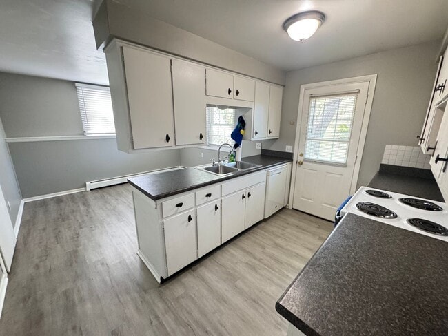 Building Photo - Two Bedroom Duplex with Heat Included! Nea...