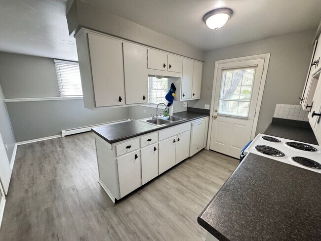 Foto del edificio - Two Bedroom Duplex with Heat Included! Near Grand Valley!