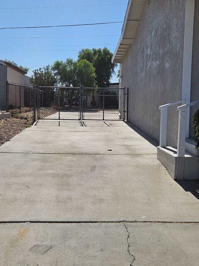 Foto del edificio - Remodeled Home with enclosed court yard an...