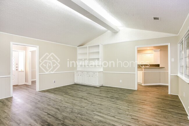 Building Photo - 2313 Silver Holly Ln