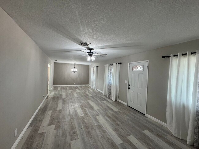 Building Photo - Apple Valley Home in Sitting Bull District