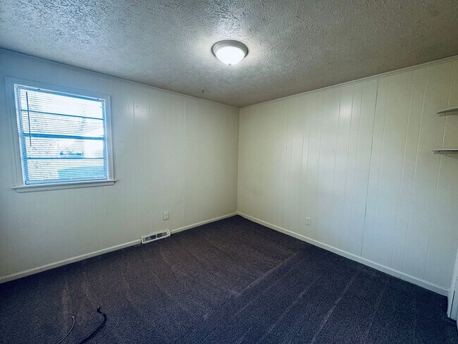 Building Photo - Affordable Apartment (Edgar Street)