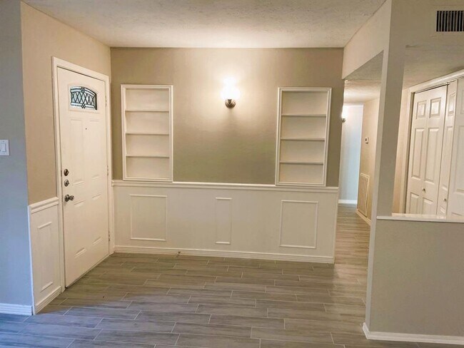 Building Photo - 614 Jeff Davis Dr