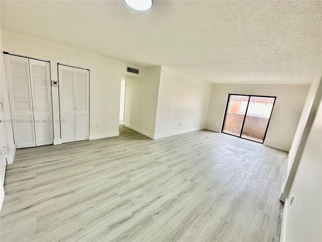 Foto del edificio - 8095 NW 8th St