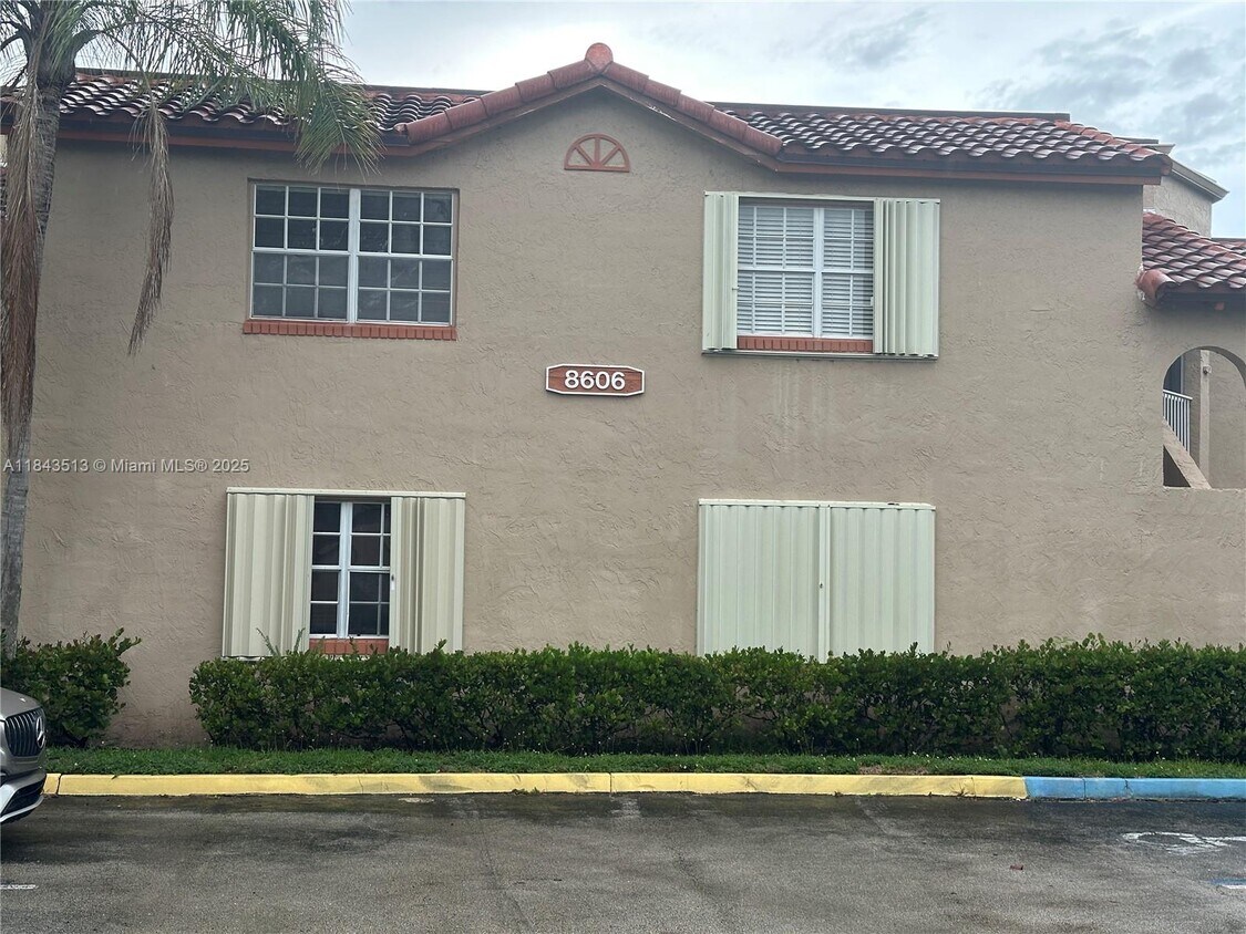 Foto principal - 8606 SW 3rd St