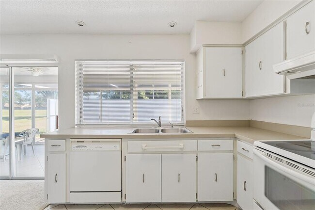 Foto del edificio - 4456 Great Lakes Dr N