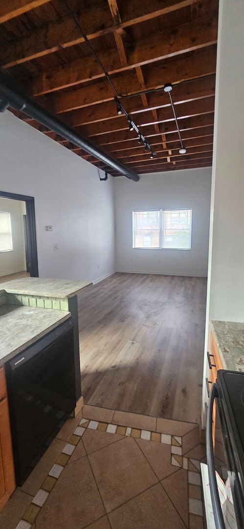 Foto del edificio - 2800 Mayfield Rd