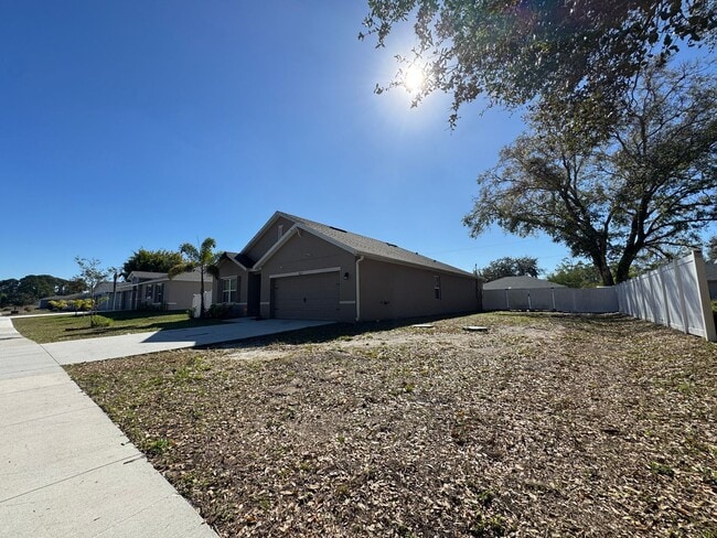 Building Photo - STUNNING 4 Bedroom, 2 Bathroom Home in PORT MALABAR with WASHER and DRYER INCLUDED!!!