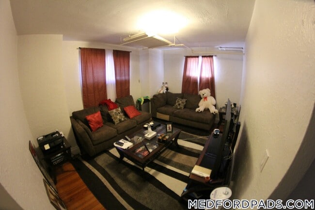 Building Photo - 53 Fellsway W