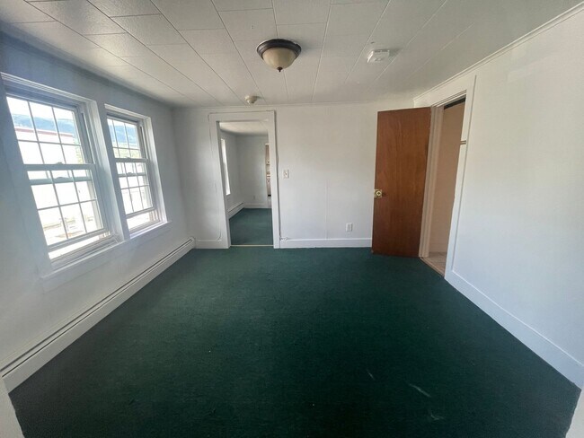 Foto del edificio - Spacious 1–2 Bedroom Apartment for Rent – Adams, MA