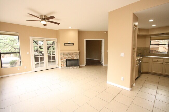 Foto del edificio - 6655 N Canyon Crest Dr