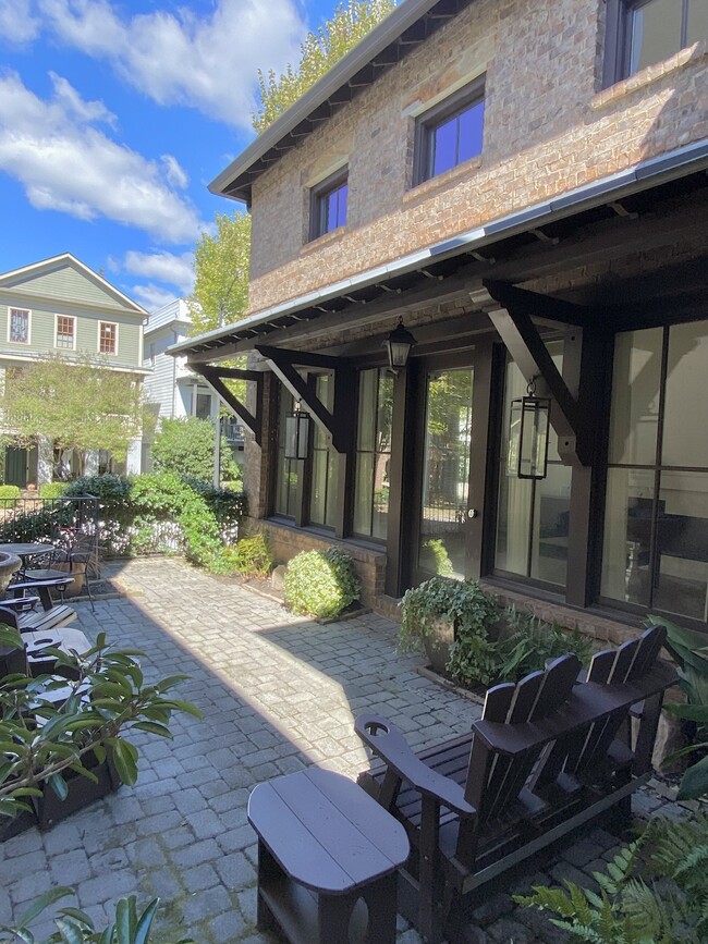 Building Photo - 975 N Ormewood Park Dr SE