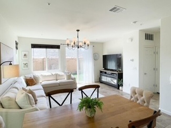 Foto del edificio - Three Bedroom E. Sparks Home