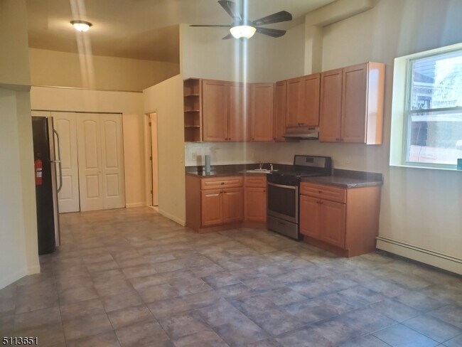 Building Photo - 275 Delawanna Ave