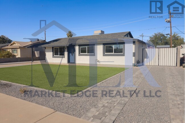 Foto del edificio - 4Bed/2Bath House at University/Dobson--Complete Remodel w/Pool!