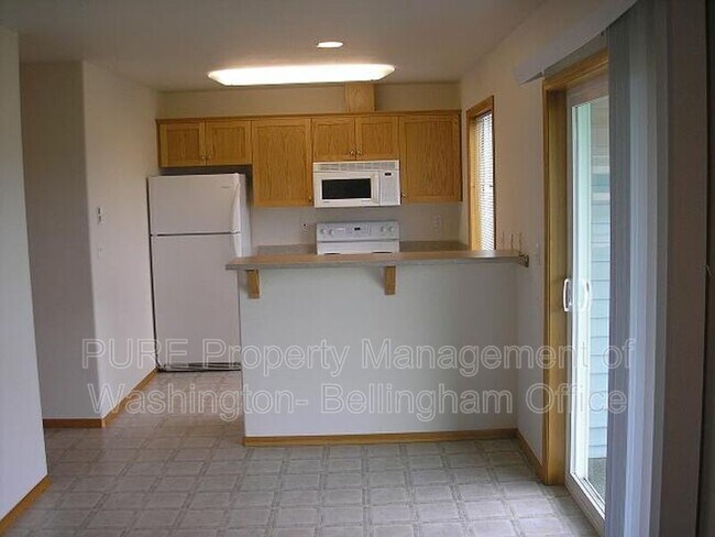 Building Photo - 733 Judson St