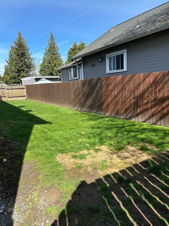 Building Photo - Top Floor - Fully Remodeled 1 BD/ 1 BA!!