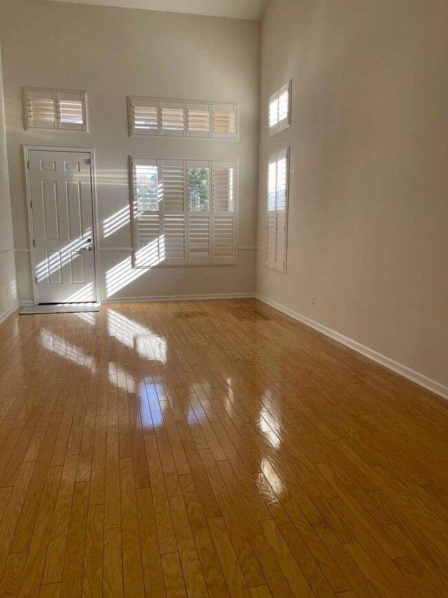 Building Photo - Rolling Hills Beauty! 4 Bedroom 3 Bath