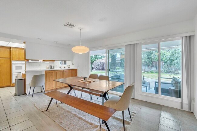 Foto del edificio - 17052 Bernardo Oaks Dr