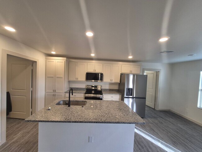 Foto del edificio - New Construction in Elm Meadows