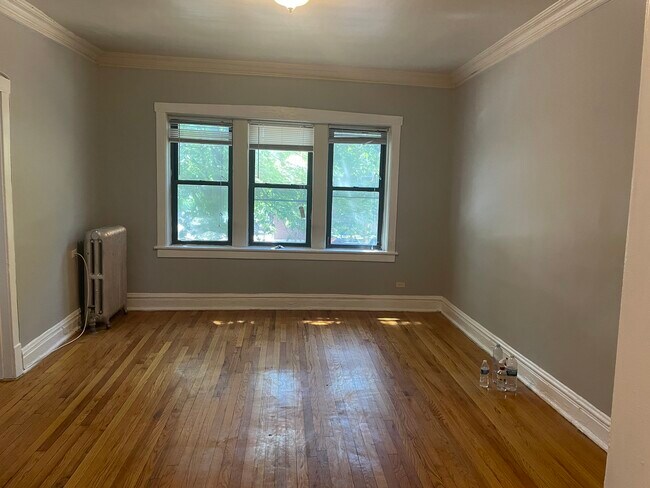Building Photo - 2549 N Avers Ave