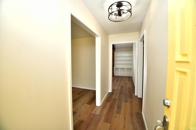 Building Photo - 401 N Fir Pl