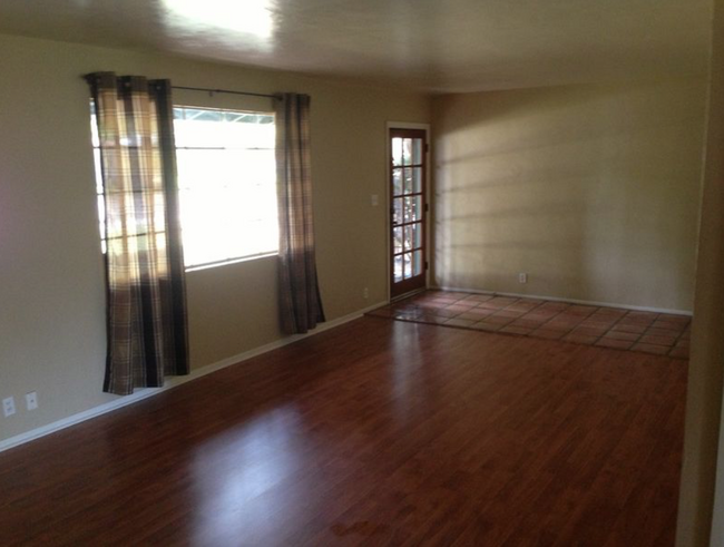 Foto del edificio - 1443 E Cedar St