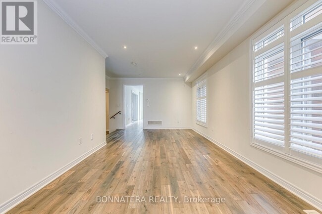 Photo du bâtiment - 230 Jessie Caverhill Pass