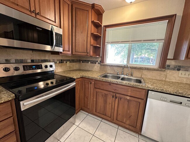 Foto del edificio - For Lease | 3 Bed, 2 Bath | 1,260 Sq Ft | ...