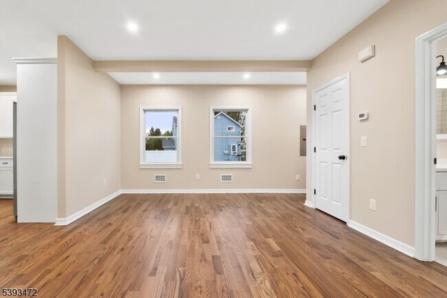 Foto del edificio - 937 Ringwood Ave