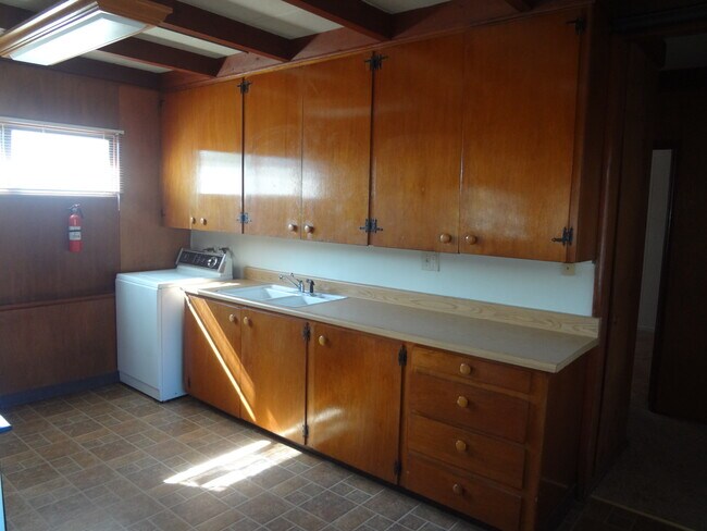 Building Photo - 4943 Olivewood Ave