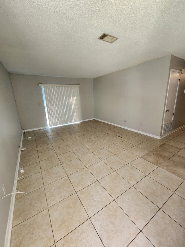 Building Photo - 8180 Stonebrook Dr