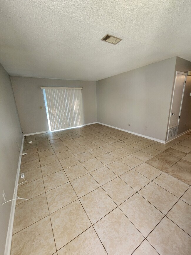 Foto del edificio - 8180 Stonebrook Dr