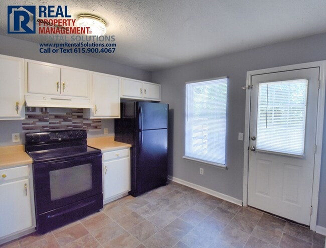 Foto del edificio - 2 Story Brick Duplex- Walk to MTSU! All fresh paint and flooring, washer & dryer included!