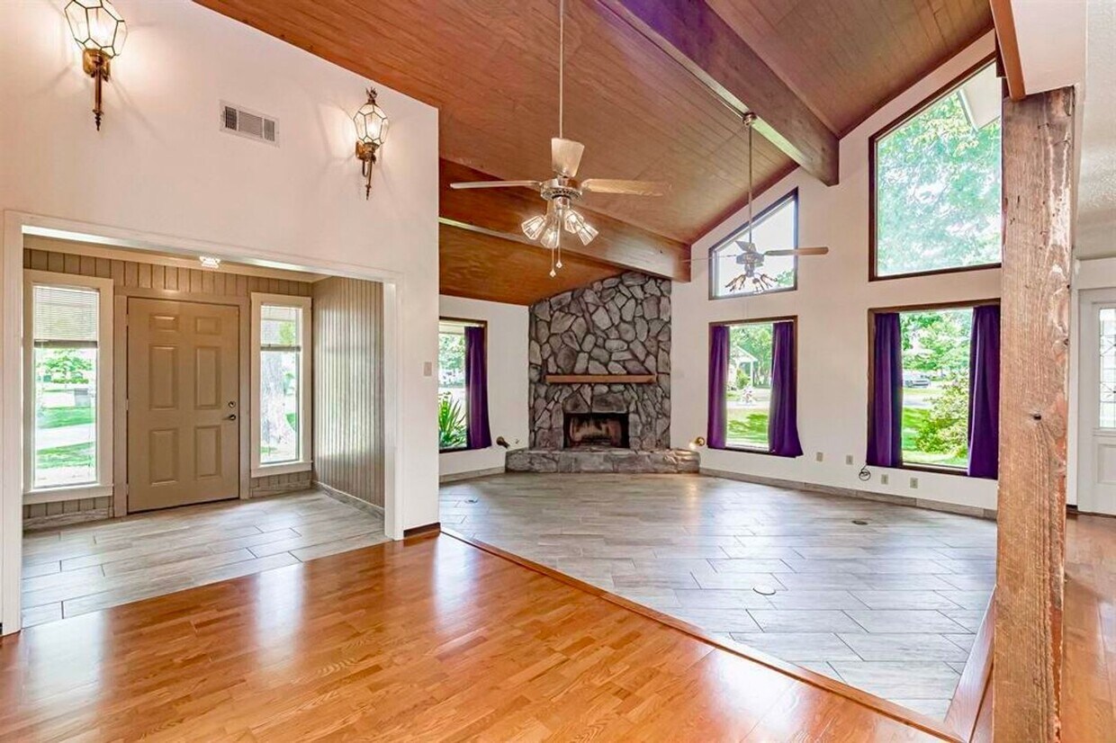 Foto principal - Spacious 3BR/2.5BA Retreat in Briarwood Es...